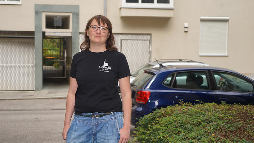 Eva Hutter vorm Haus, dahinter die Wohnung mit geschlossenen Jalousien.