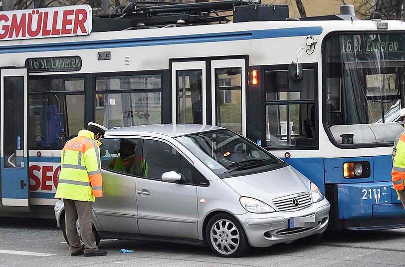 Bilder vom Unfall in der Cosimastraße. Ein Mercedes kollidierte mit einer Straßenbahn.