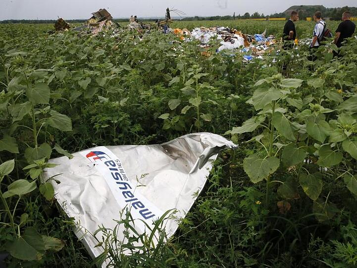 Ein Teil des Wracks der Boeing 777 der Malaysia Airlines liegt an der Absturzstelle nahe Donetsk.