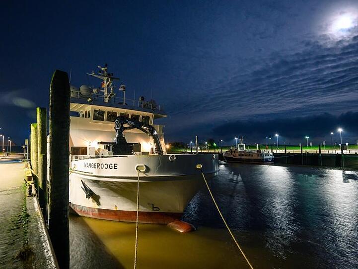 Die Wangerooge-Fähren bleiben im Hafen von Harlesiel. Wegen des erwarteten Sturms "Sabine" gibt es keine Fahrten zur Nordseeinsel.