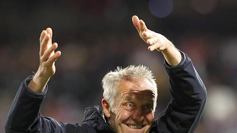 Freiburgs Trainer Christian Streich feiert den Sieg bei Spielende.