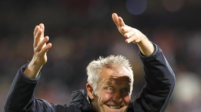 Freiburgs Trainer Christian Streich feiert den Sieg bei Spielende.