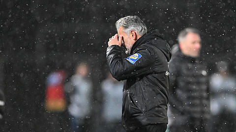 Kann gar nicht mehr hinsehen: Trotzdem will Sechzig-Coach Maurizio Jacobacci weiter kämpfen. Aber darf er auch?