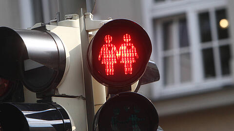 Anl&auml;sslich des CSD 2018 hatte Frankfurt als erste Stadt Deutschlands homosexuelle Ampelfiguren an einer Fu&szlig;g&auml;ngerampel an der Konstablerwache dauerhaft installliert, nun sind sie ebenfalls in M&uuml;nchen am Reichenbachplatz im Glockenbachviertel zu finden, Bayern, Deutschland *** On the occasion of CSD 2018, Frankfurt was the first city in Germany to permanently install homosexual traffic light figures at a pedestrian traffic light at the Konstablerwache, now they can also be found in Munich at Reichenbachplatz in the Glockenbachviertel, Bavaria, Germany