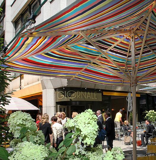 Auf der großen Terrasse können die Gäste bis 1 Uhr nachts draußen sitzen.