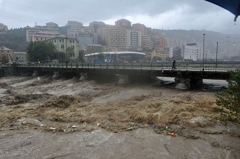 Schwere Unwetter in Italien haben in den letzten zwei Wochen mindestens 16 Menschen das Leben gekostet - Ende des Regens nicht vor Ende der Woche.