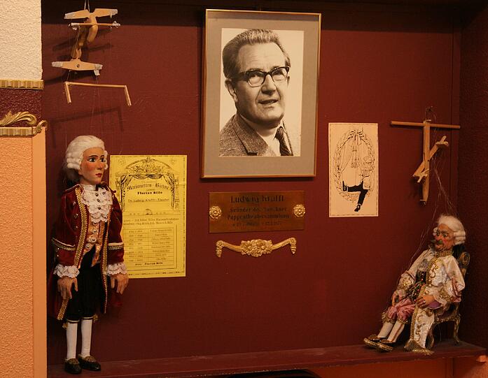 Gedenktafel für Ludwig Krafft, den Gründer der Puppentheatersammlung im Stadtmuseum. Das Theater ist nach ihm benannt.