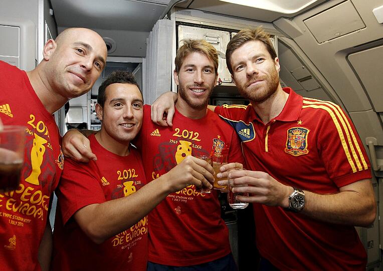 Der Europameister ist zurück in der Heimat - die besten Bilder der Ankunft von Casillas, Iniesta und Co. in Madrid.