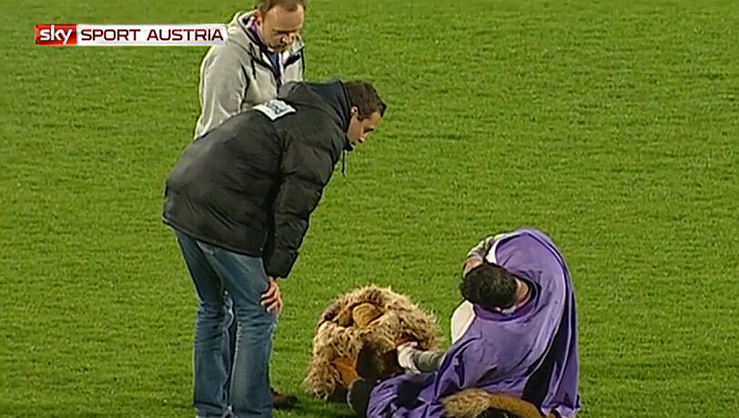 Zwangspause für "Leo", das torkelnde Maskottchen von Austria Wien.