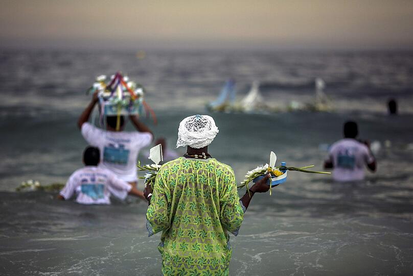 In Rio de Janeiro nehmen Gläubige an einem Ritual für die Göttin Yemoja teil, die Herrscherin der Meere.