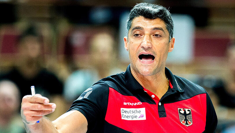 Der Baumeister des Erfolges: "Wir müssen auch im Finale an uns glauben und mit freiem Kopf in das Spiel gehen", sagt der deutsche Nationaltrainer Andrea Giani. Der Baumeister des Erfolges: "Wir müssen auch im Finale an uns glauben und mit freiem Kopf in das Spiel gehen", sagt der deutsche Nationaltrainer Andrea Giani.
