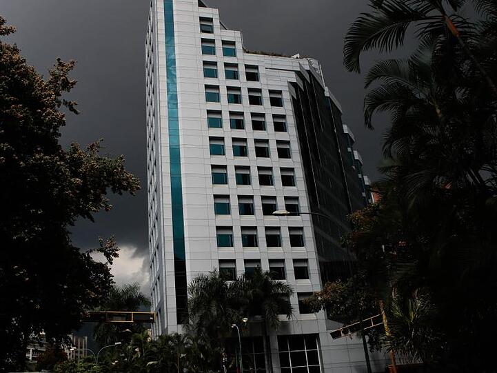 Von dunklen Gewitterwolken umgeben: Das Gebäude der deutschen Botschaft in Caracas.
