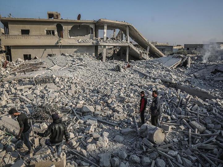 Menschen durchsuchen Trümmer im Ort Tal Mardikh in der Provinz Idlib nach Opfern und Überlebenden.