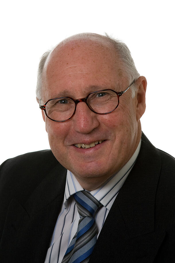 Der Politikwissenschaftler Günther Rüther lehrt als Honorarprofessor an der Rheinischen Friedrich-Wilhelms-Universität Bonn. Der Politikwissenschaftler Günther Rüther lehrt als Honorarprofessor an der Rheinischen Friedrich-Wilhelms-Universität Bonn.