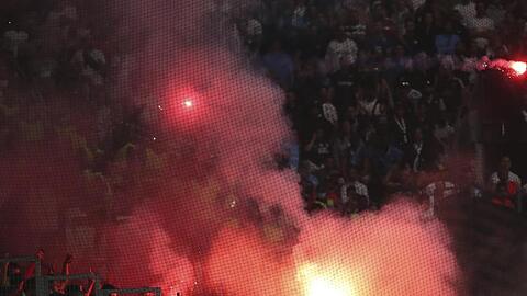 Fans zündeten Bengalos während des Fußballspiels im Stadion Stade Velodrome in Marseille an.