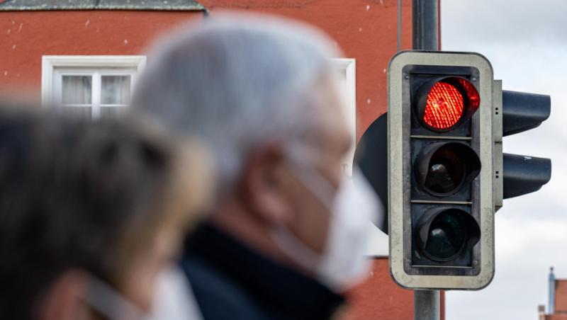 Corona-Schnelltests für alle sollen wieder kostenlos werden - eine der Maßnahmen, mit dem der Anstieg der Neuinfektionen gebremst werden soll.