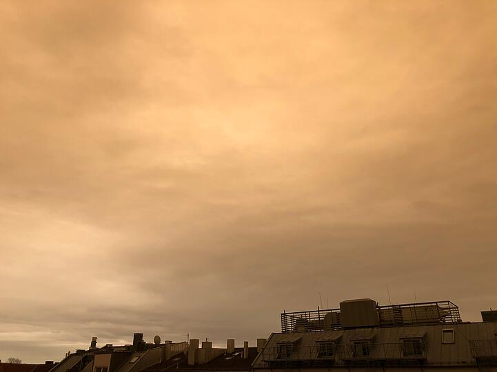 Rötlich-brauner Himmel über Sendling.