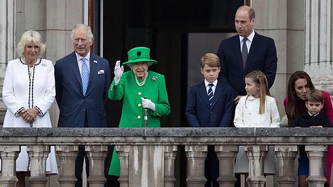 Die Queen mit ihrer Familie auf dem Balkon des Buckingham Palastes.