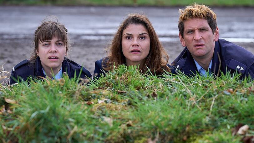 "Mord mit Aussicht: Furcht und Schrecken": Jenny Dickel (Eva B&uuml;hnen), Marie Gabler (Katharina Wackernagel, M.) und Heino Fu&szlig; (Sebastian Schwarz) haben etwas entdeckt.