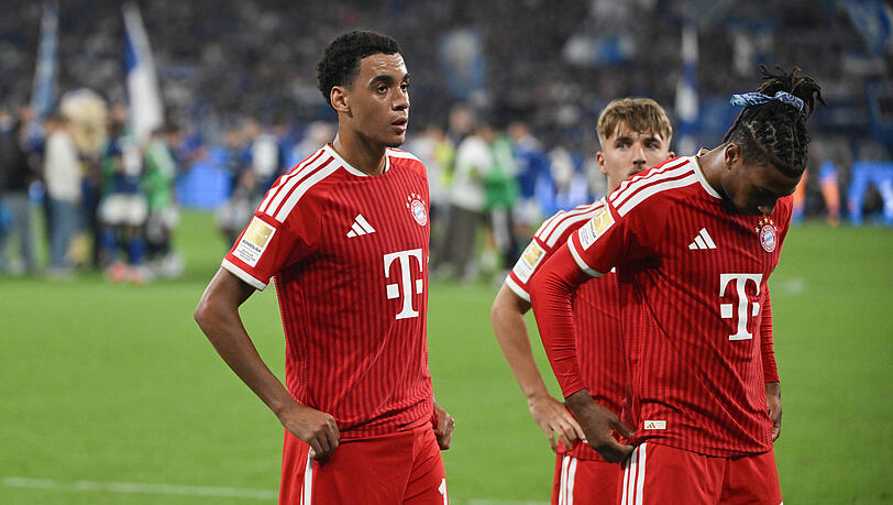 Jamal Musiala, Lennart Karl und Michael Olise sind nach dem Remis gegen Schalke sichtlich entt&auml;uscht.