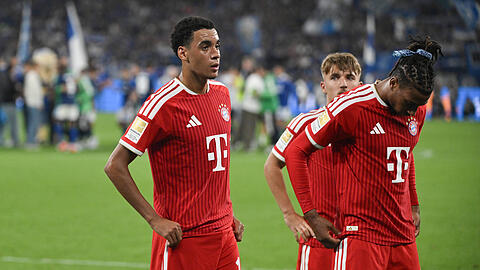 Jamal Musiala, Lennart Karl und Michael Olise sind nach dem Remis gegen Schalke sichtlich entt&auml;uscht.