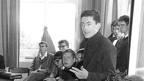 Schülersprecher Christian Ude um 1966 an seinem Gymnasium. Schülersprecher Christian Ude um 1966 an seinem Gymnasium.
