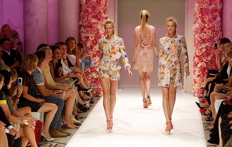 So sexy ist die Berliner Fashion Week - die besten Bilder vom Laufsteg und dem bunten Promi-Treiben drumherum.