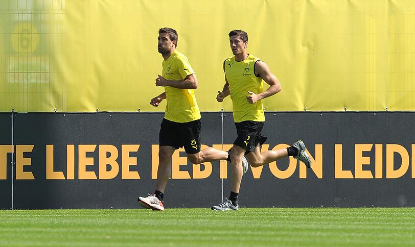 Lewandowski ist zurück im Dortmund Training. Am Sonntag hat der polnische Stürmer die Vorbereitung auf die neue Saison begonnen.