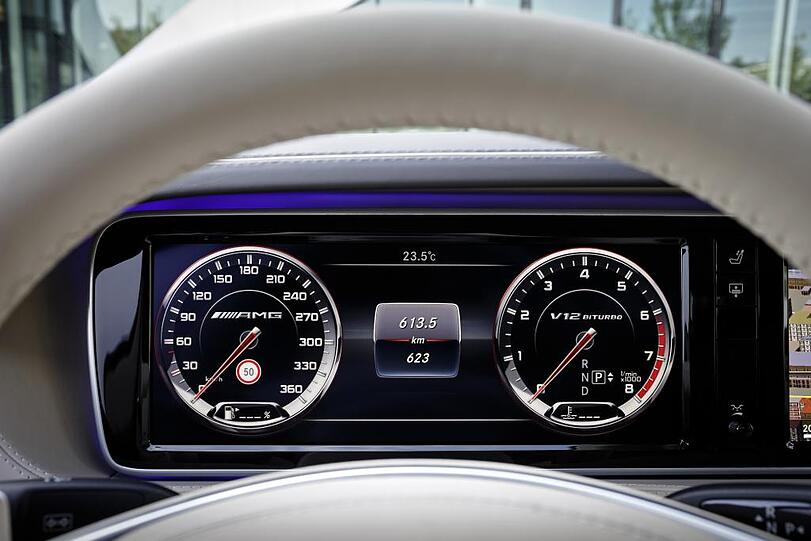 Eine geballte Ladung Luxus und Dynamik: Der neue Mercedes-Benz S 65 AMG will Maßstäbe als stärkstes Fahrzeug im Wettbewerbssegment setzen.