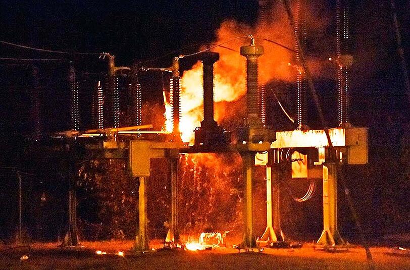 Flammen lodern aus dem Umspannwerk.