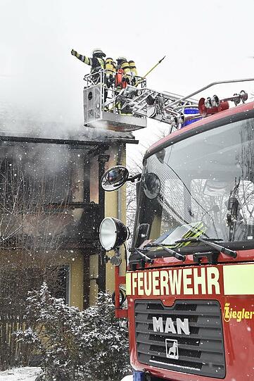 Am Donnerstagmorgen brannte es in einem Nebengebäude des Neubiberger Rathauses. Die Bilder.