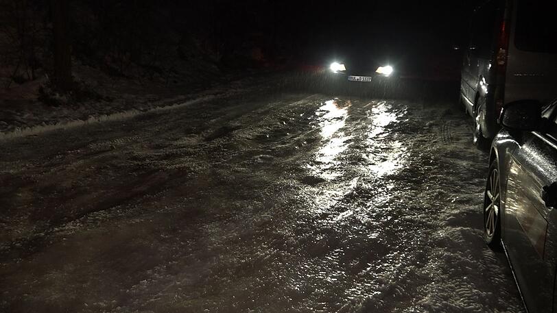 Gefrierender Regen sorgte in weiten Teilen Bayerns - wie hier in Regensburg - für gefährliche Straßenverhältnisse.