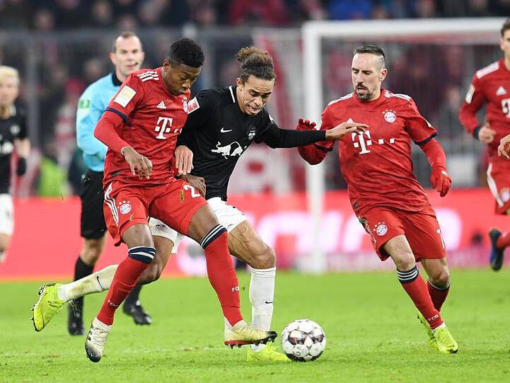 Leipzigs Yussuf Poulsen (M) kann sich nicht gegen die Münchner Franck Ribery (r) und David Alaba (l) durchsetzen.