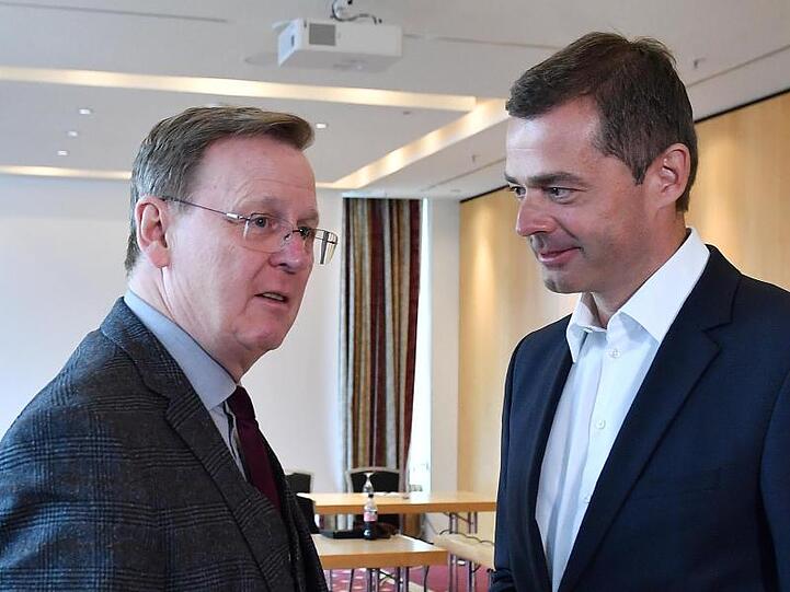 Thüringens Ministerpräsident Bodo Ramelow (l), hier im Gespräch mit CDU-Landeschef Mike Mohring, will sich eigentlich Anfang Februar im Landtag wiederwählen lassen.