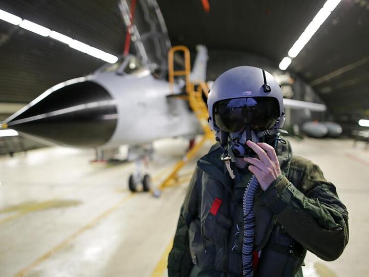 Ein Waffensystemoffizier des Taktischen Aufklärungsgeschwaders 51 "Immelmann" steht auf dem Fliegerhorst vor einem Tornado-Aufklärungsflugzeug.