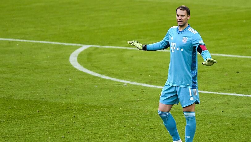 Manuel Neuer gibt Anweisungen.