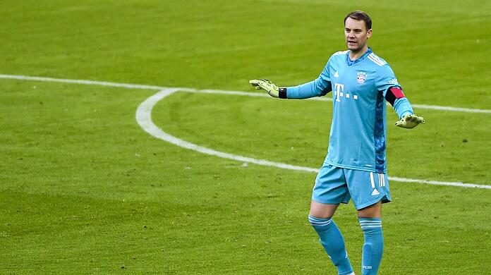 Manuel Neuer gibt Anweisungen.