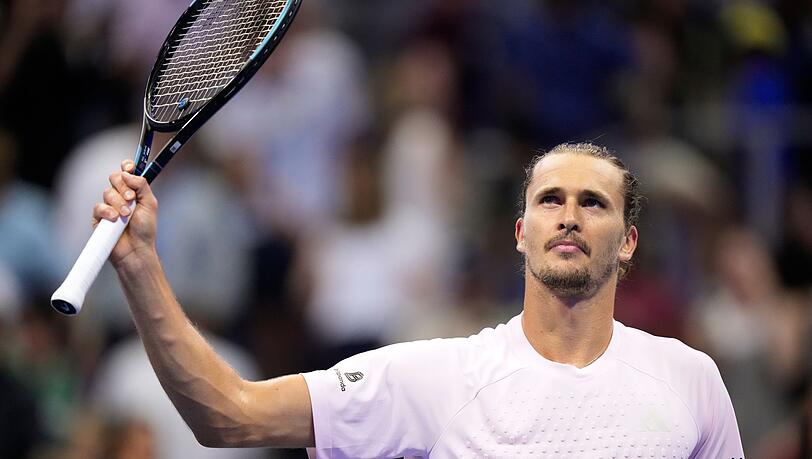 Alexander Zverev winkt nach seinem Sieg ins Publikum.