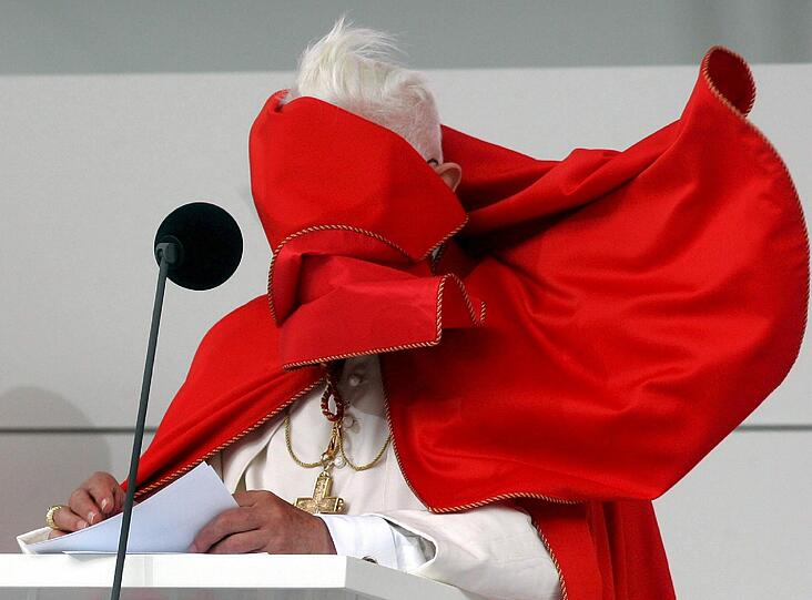 Auch 2007 bei seinem Besuch in Österreich wurde dem Papst die Sicht weggeweht.