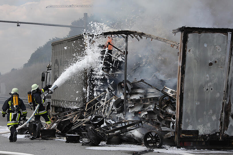 Spektakulärer Lkw-Brand auf der A94 &ndash; die Bilder vom Feuerwehreinsatz.
