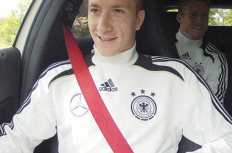 Marco Reus hat nochmal Ärger wegen der Auto-Affäre: Zeugen wollen gesehen haben, dass der Fußballer öfter als angenommen ohne Führerschein unterwegs war.