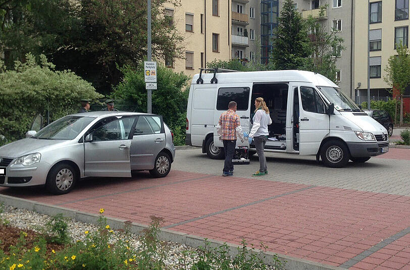 Der silberne Polo der entführten Frau wird von einem Abschleppwagen verladen. Kleines Foto: Der Parkplatz schräg unterhalb des Central Tower.