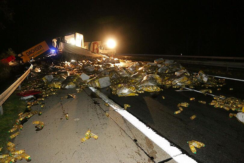 Die A3 glich einem Schlachtfeld: Bei dem Unfall krachten drei Lkws ineinander. Einer verlor dabei 23 Tonnen Salatöl.