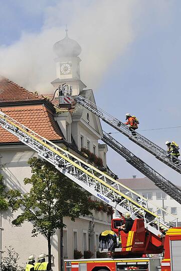 Der Rathausbrand in Straubing weckt Erinnerungen an den 18. August 2009. Damals war bei Dacharbeiten das Rathaus von Penzberg in Flammen aufgegangen.