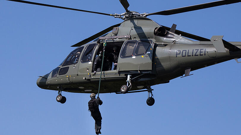 Ein Beamter eines Spezialeinsatzkommandos seilt sich von einem Hubschrauber ab. Bei Großlagen fehlen Helikopter aber, moniert die Landtags-SPD.