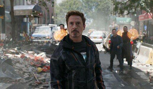 Da macht Tony Stark (Robert Downey jr.) große Augen: Der neue Trailer von "Avengers: Infinity War" verspricht jede Menge Superhelden-Action.