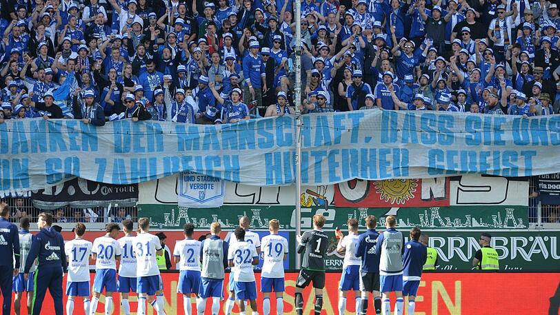 Fußballspruch des Jahres 2017: "Wir danken der Mannschaft, dass sie uns auch in dieser Saison so zahlreich hinterhergereist ist."  Schalker Fans (Banner beim Saisonabschluss in Ingolstadt).