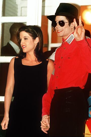 Als Pop-Legende Michael Jackson und Lisa Marie Presley 1994 heirateten, kam das für viele überraschend. Die Ehe hielt nur zwei Jahre und wurde von vielen als große PR-Kampagne angesehen.