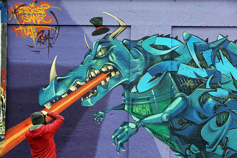 Acht Stunden hat es gedauert, den riesigen Drachen auf die Wand zu bringen.
