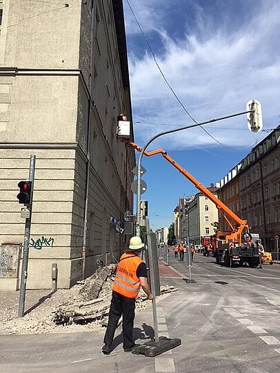In der Kapuzinerstraße sind Teile eines Hausdachs einfach auf die Straße gefallen.